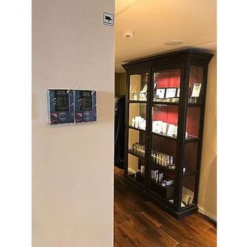 Akryl Broschyrhållare för vägg - vertikal - Flyer - 2xM65 - 9,9x21 cm
