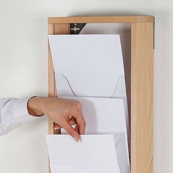 Broschyrhållarvägg i trä. Naturligt trä. 5xA4