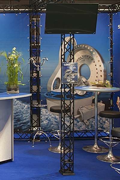 CROWN TRUSS, Broschyrdispenser A4 med beslag - Vit