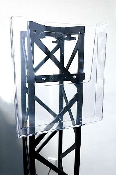 CROWN TRUSS, Broschyrdispenser M65 med beslag - Vit