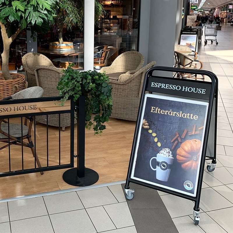 Expo Sign Lux Gatupratare med 4 hjul - 50x70cm - svart