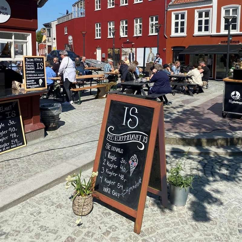 Griffelställ av trä, mörkbetsad, med stålskiva, 46 x 68 cm