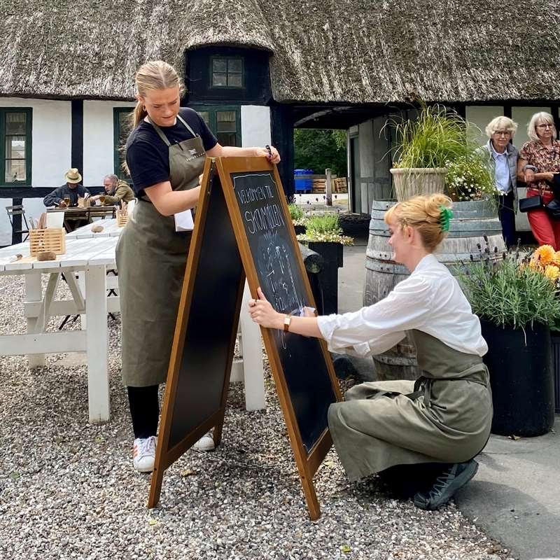 Griffelställ av trä, mörkbetsad, med stålskiva, 46 x 68 cm