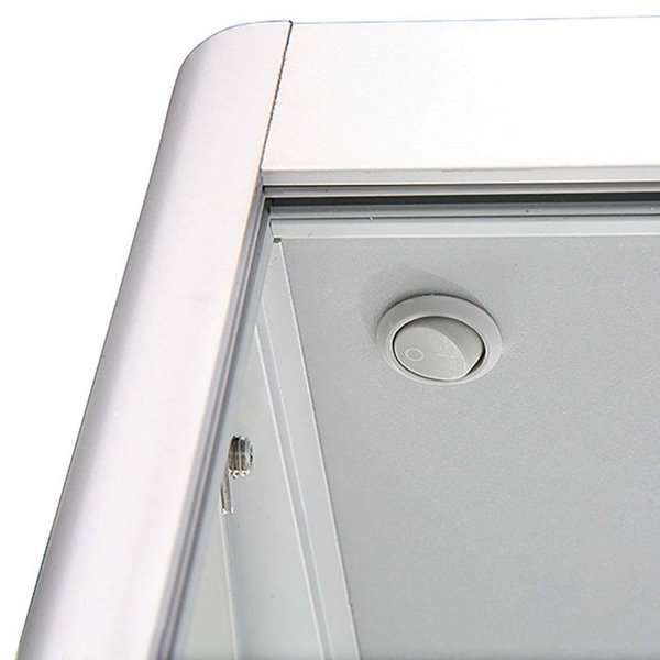 Vitrin vitrinsk&aring;p - Showcase Tower Solo glasmonter med LED-ljus och l&aring;s - silver