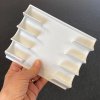 Magnetisk pennh&aring;llare f&ouml;r 4 pennor, vit plast med 4 magneter p&aring; baksidan och sj&auml;lvh&auml;ftande dynor #3