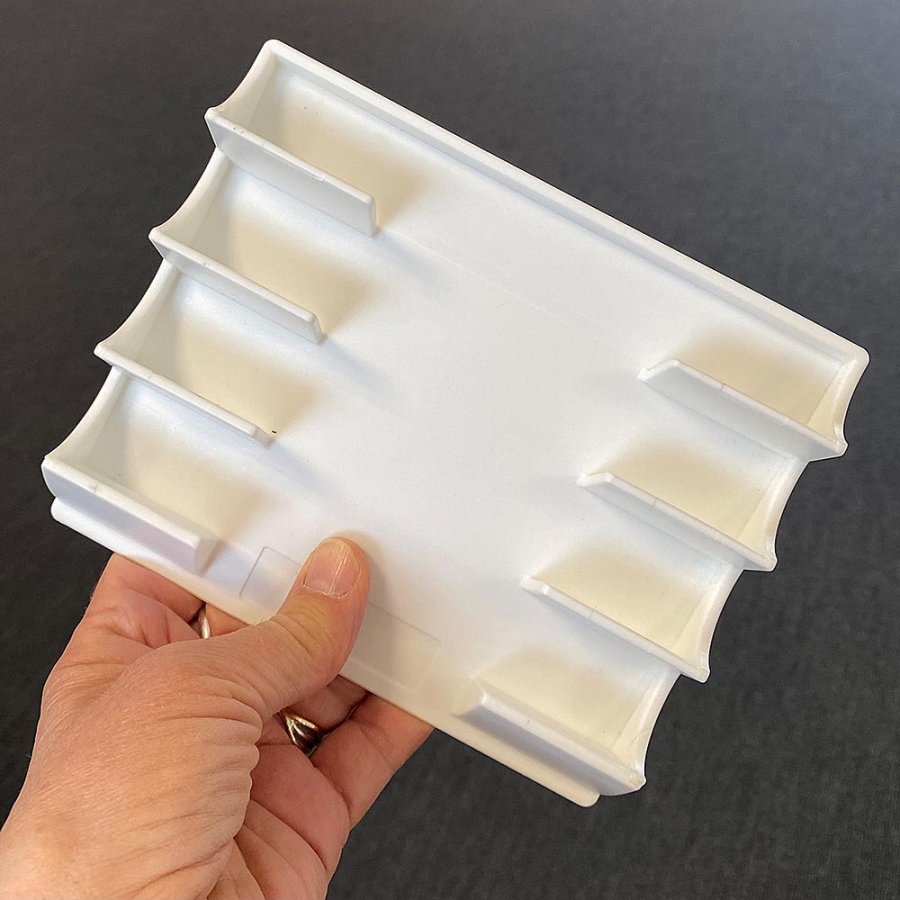 Magnetisk pennh&aring;llare f&ouml;r 4 pennor, vit plast med 4 magneter p&aring; baksidan och sj&auml;lvh&auml;ftande dynor