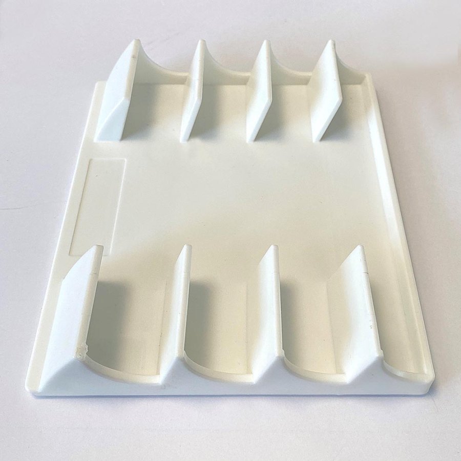 Magnetisk pennh&aring;llare f&ouml;r 4 pennor, vit plast med 4 magneter p&aring; baksidan och sj&auml;lvh&auml;ftande dynor