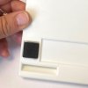 Magnetisk pennh&aring;llare f&ouml;r 4 pennor, vit plast med 4 magneter p&aring; baksidan och sj&auml;lvh&auml;ftande dynor #5