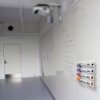 Magnetisk pennh&aring;llare f&ouml;r 4 pennor, vit plast med 4 magneter p&aring; baksidan och sj&auml;lvh&auml;ftande dynor #7
