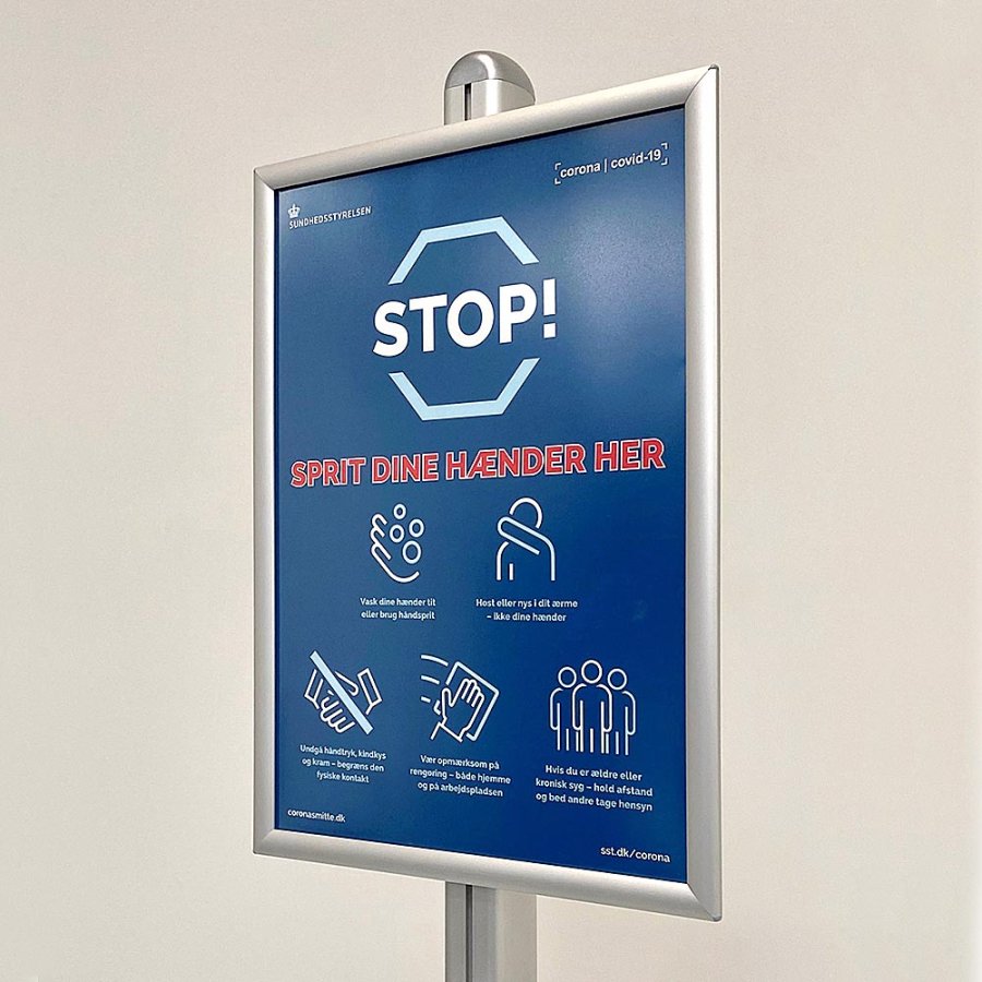 Handdesinfektionsst&auml;ll med automatisk handdesinfektionsautomat och A2 Snap-ram