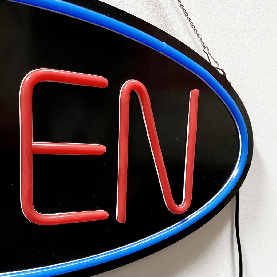 Attraktiv LED Öppen Skylt - Svart Design med Röd Text och Blå Cirkel