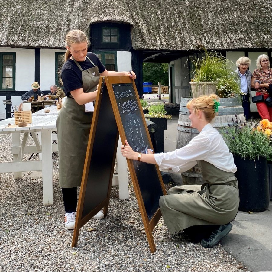 Griffelst&auml;ll av tr&auml;, m&ouml;rkbetsad, med st&aring;lskiva, 46 x 68 cm