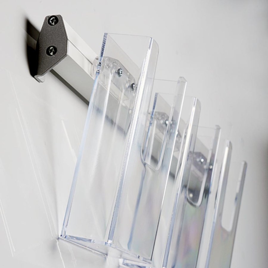 Broschyrh&aring;llare f&ouml;r v&auml;gg, aluminiumlist med 3 st. M65 akrylh&aring;llare