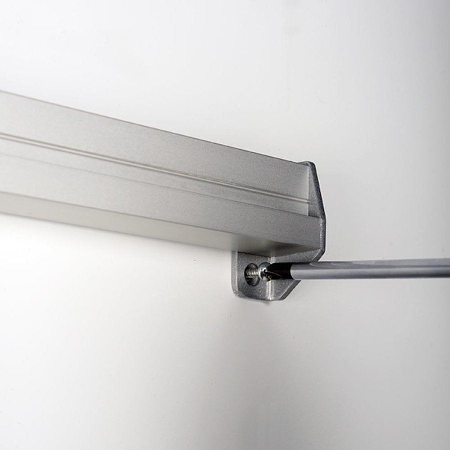 Broschyrh&aring;llare f&ouml;r v&auml;gg, aluminiumlist med 3 st. M65 akrylh&aring;llare