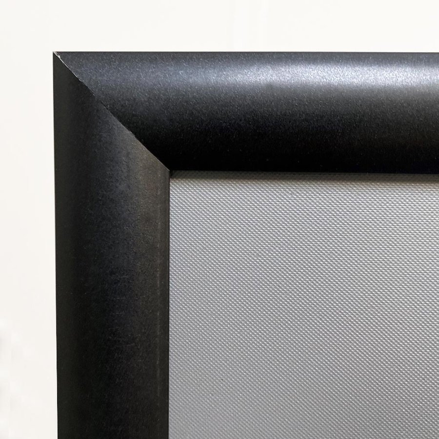 BASIC Infostand A4 - 92mm h&ouml;g v- sn&auml;ppramar profil 25mm, svart