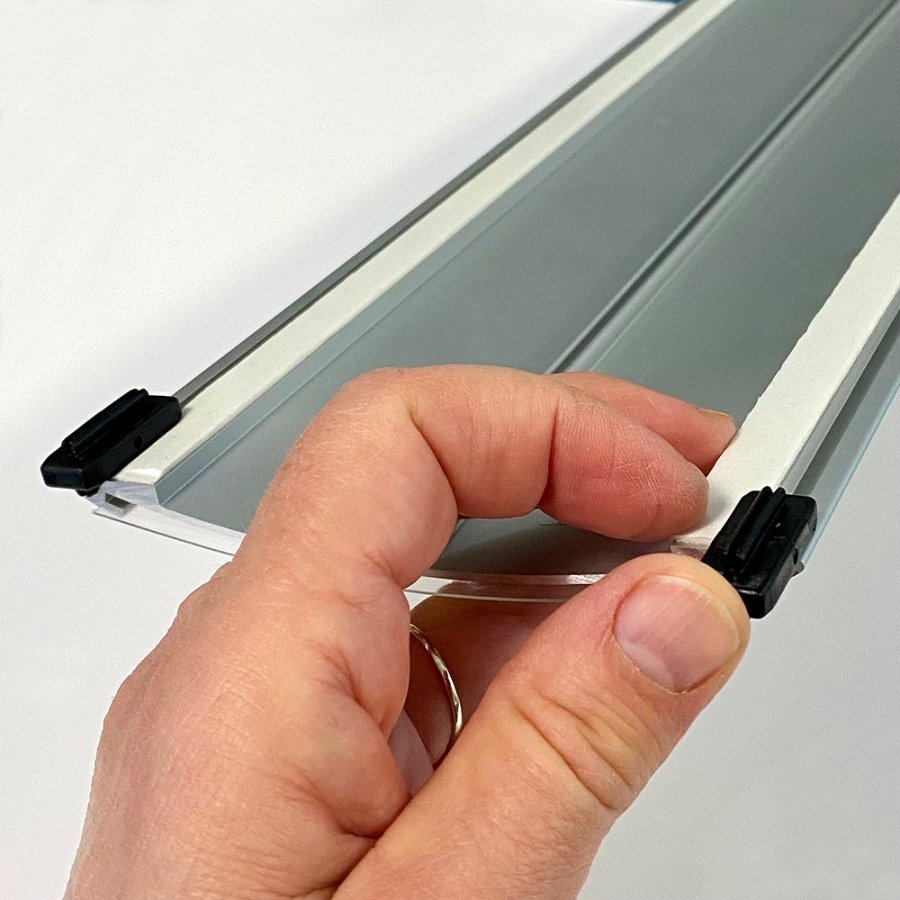 F&auml;ste att s&auml;tta 2 st. Upph&auml;ngda skyltar Sammen Model 270