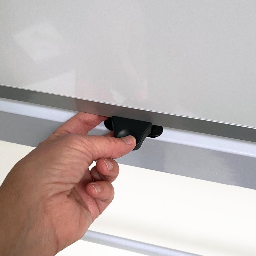 Whiteboard Pro: Emaljerad Sv&auml;ngbar Tavla 150x120 cm p&aring; Mobil St&auml;llning