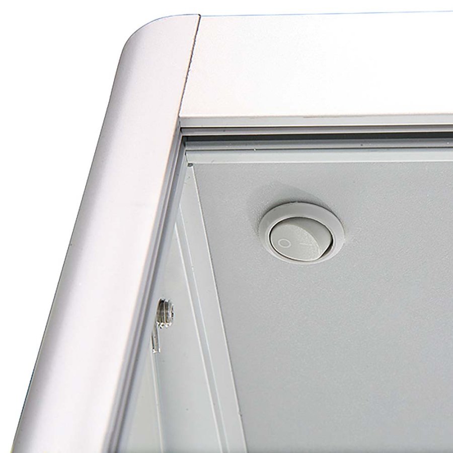 Vitrin vitrinsk&aring;p - Showcase Tower Solo glasmonter med LED-ljus och l&aring;s - silver